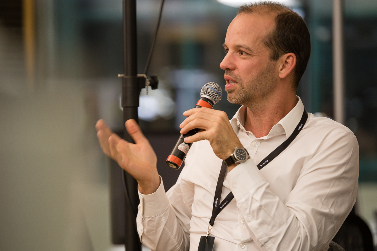 Albert Ortig spricht in ein Mikrofon und gestikuliert.