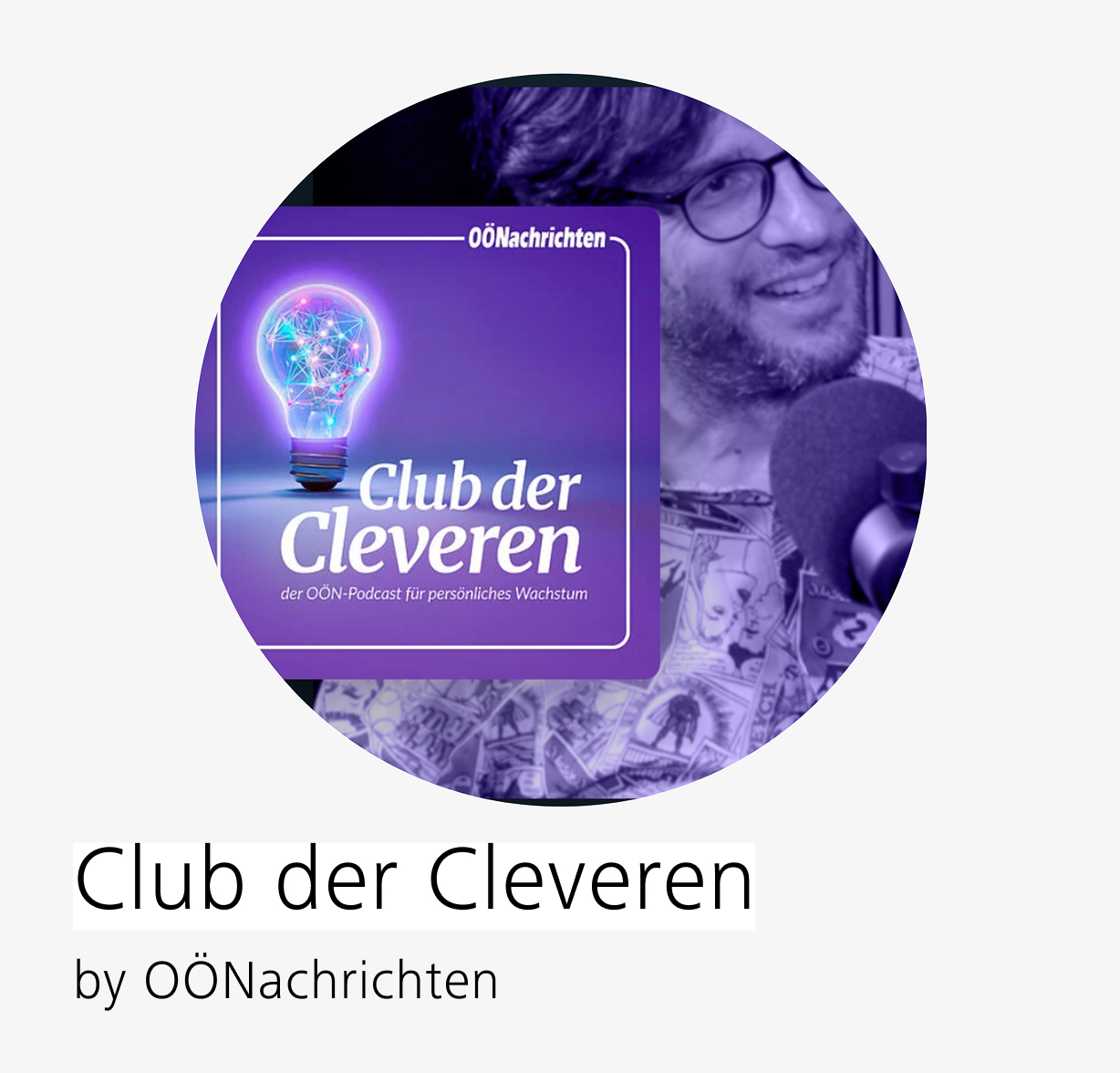 Purple podcast logo “Club der Cleveren” with light bulb and man at microphone, by OÖNachrichten.