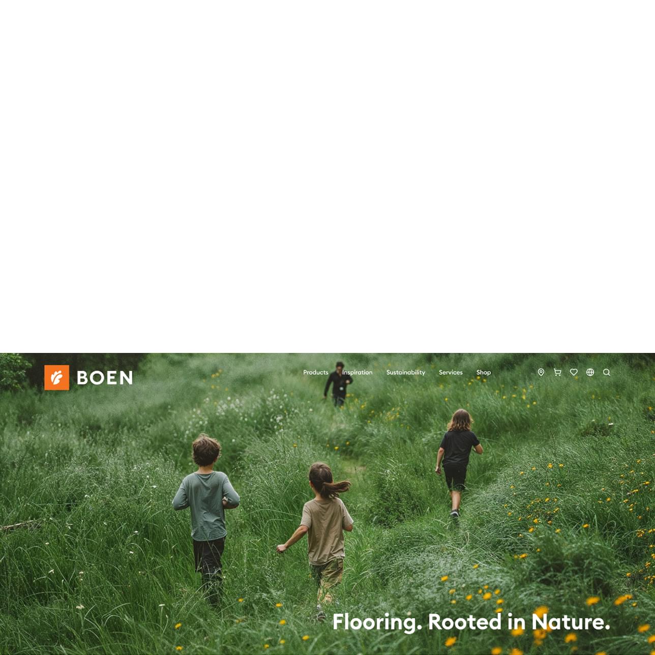 Kinder rennen durch eine üppige, grüne Wiese mit Wildblumen, begleitet vom Boen-Logo und dem Text: „Fußböden. Verwurzelt in der Natur.“