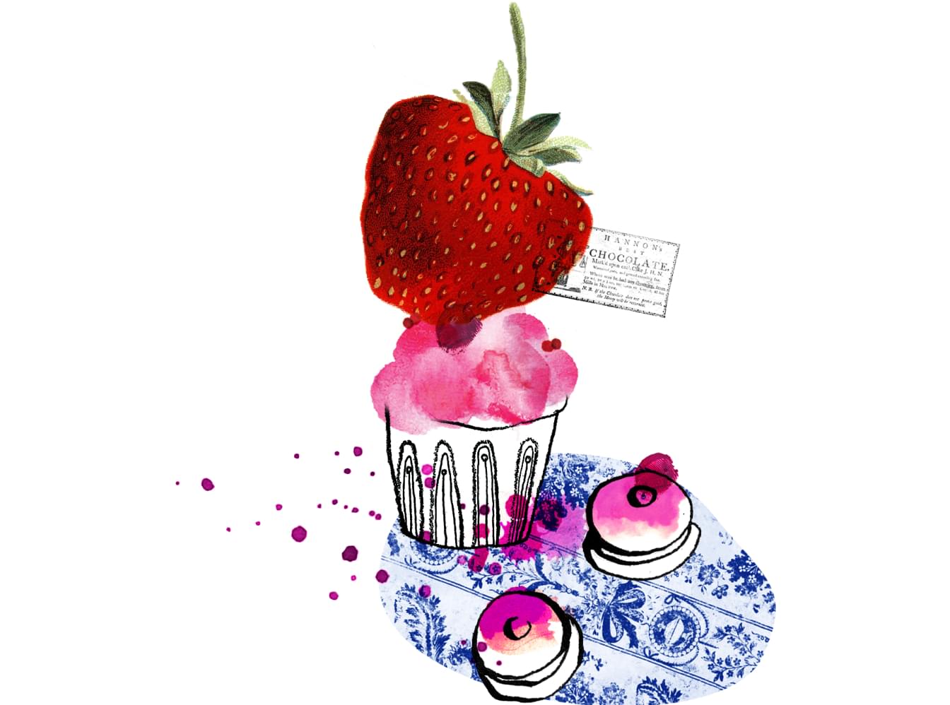 Kunstvoll gestalteter Cupcake mit rosa Glasur und Erdbeere, daneben rosa Gebäck auf blauer Porzellanplatte mit Blumenmuster. Handgemalte Akzente.