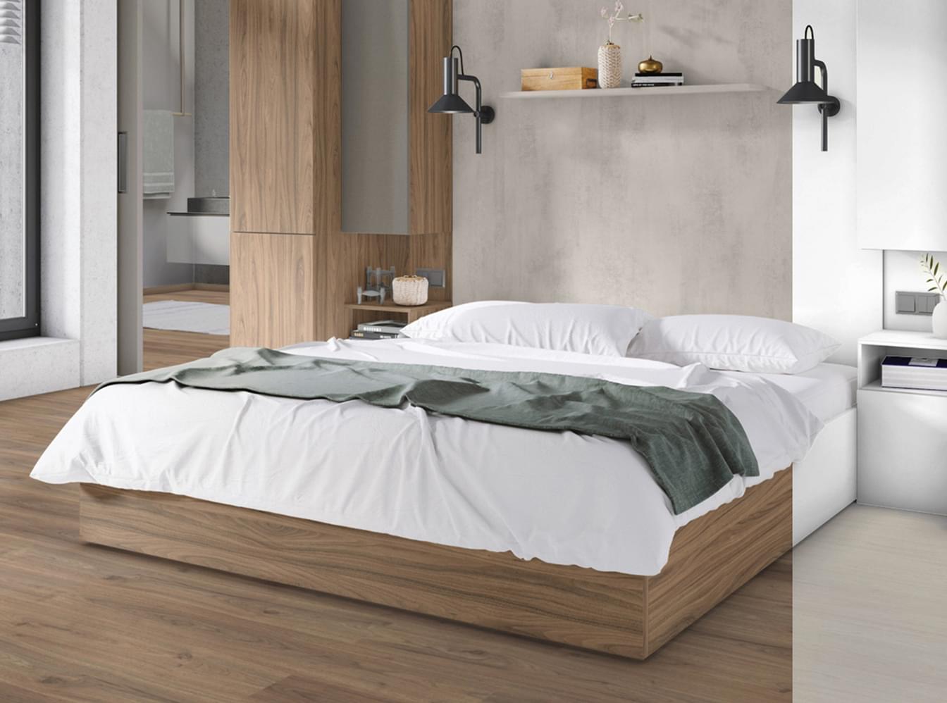 Geteilte Ansicht eines Schlafzimmers mit zwei verschiedenen Dekor Stilen aus dem EGGER Virtual Design Studio.