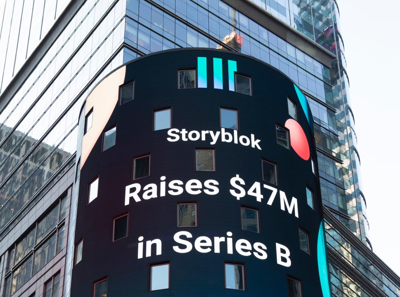 Digitale Anzeige von Storyblok in New York verkündet ein Investment von 47 Millionen US-Dollar.