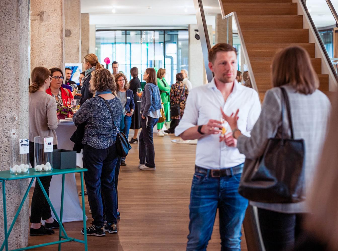 Menschen im Gespräch und Networking im hellen, modernen Netural-Büro bei den Coworking Days in der Tabakfabrik Linz.