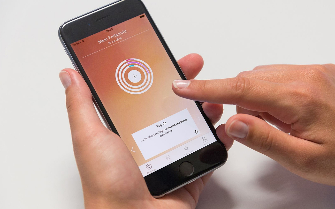 Person nutzt die Diary App auf dem Smartphone, um Fortschritte und Tipps zu verfolgen.