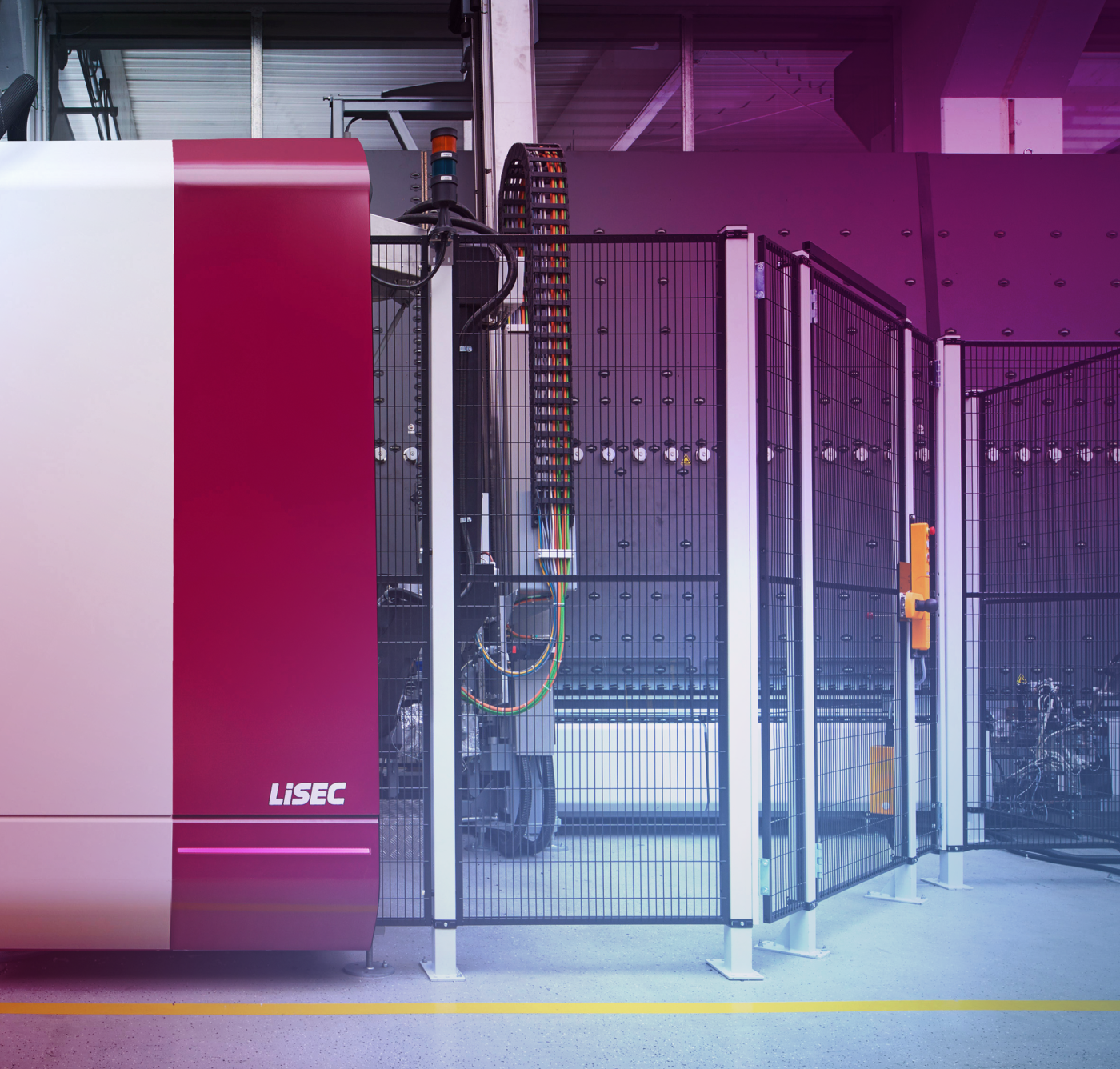 Moderne Glasverarbeitungsmaschine mit rot-weißer Verkleidung in einer industriellen Umgebung, umgeben von Sicherheitszäunen und einer Steuerkonsole mit Touchscreen.