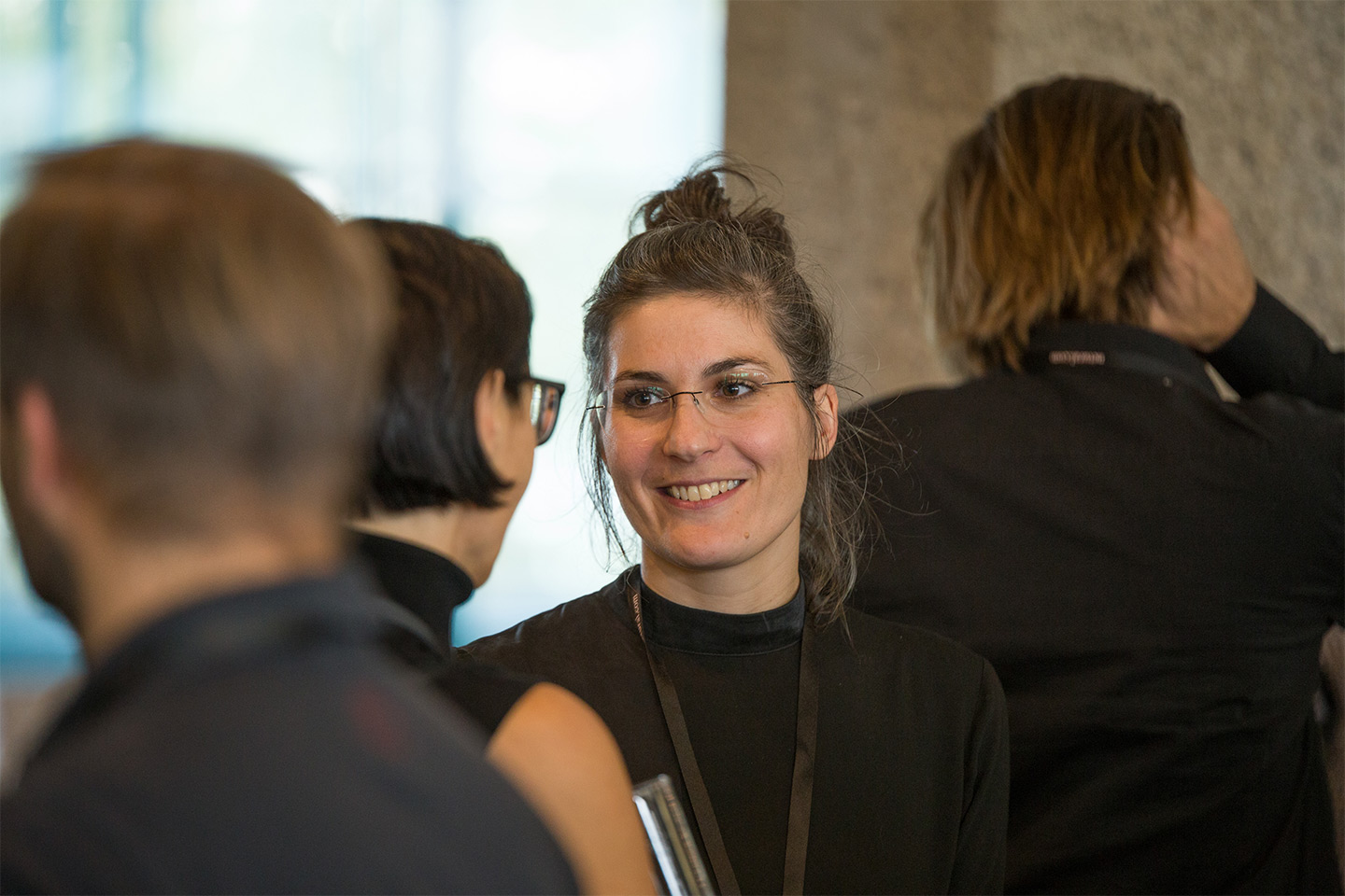 Elisabeth Kneidinger and Judith Sambs (Netural) are talking, focus on Judith.