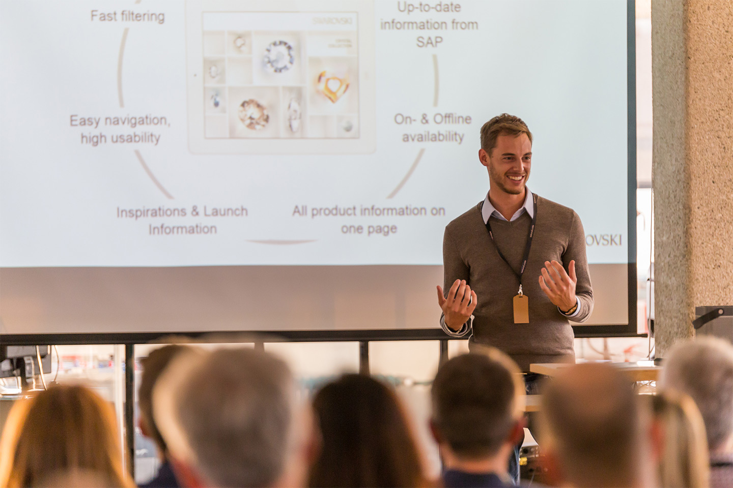 David Gargitter (Swarovski) gives a laughing lecture, gesturing as he speaks.