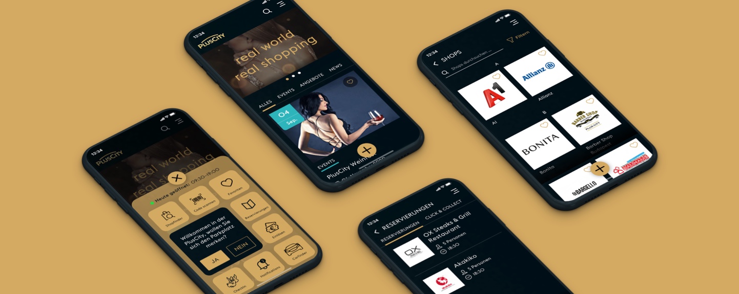 Vier Smartphones mit der PlusCity-App zeigen Eventinfos, Shopliste, Reservierungen und Startscreen.