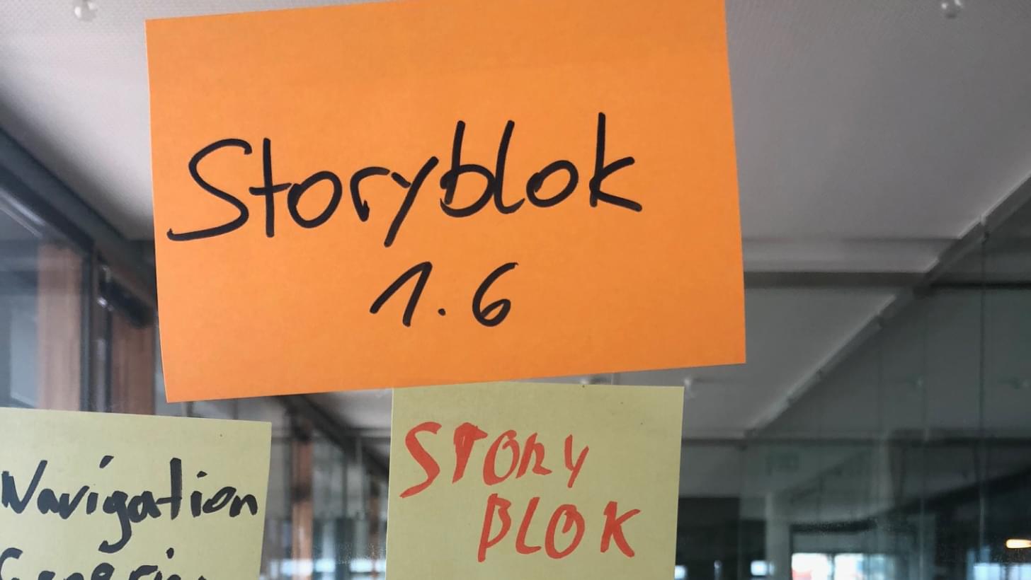 Mehrere Post-Its auf einer Glaswand, auf dem prominentesten steht "Storyblok 1.6".