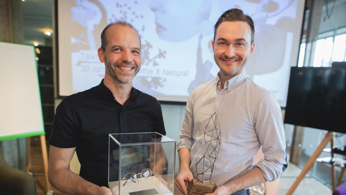 Albert Ortig und Michael Schmied halten Auszeichnungen und lächeln in die Kamera bei „20 Jahre Netural X Netural“.