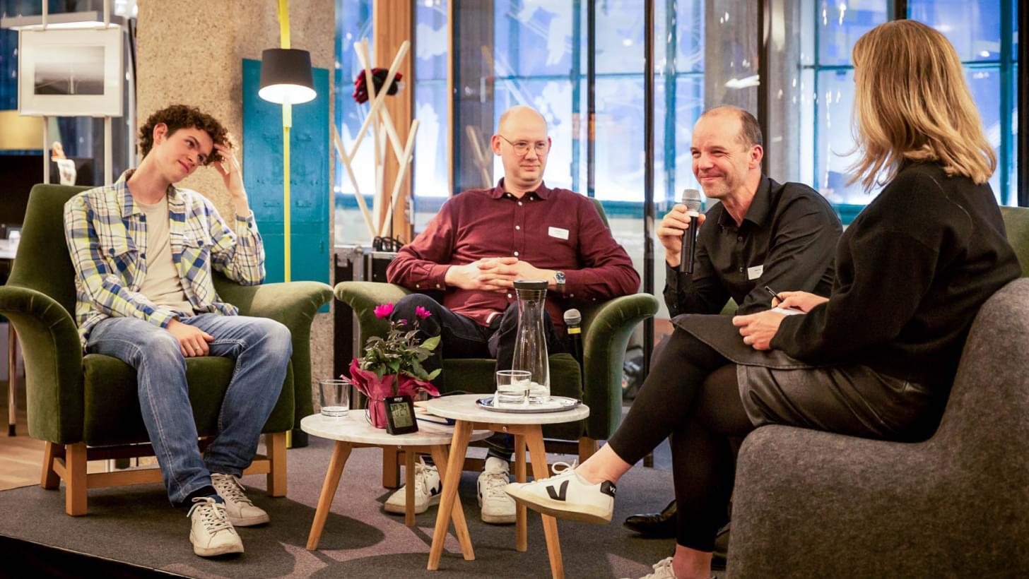Gegenhuber, Premm, Ortig und Bouchal-Gahleitner diskutieren auf der Couch über KI in der Arbeitswelt.