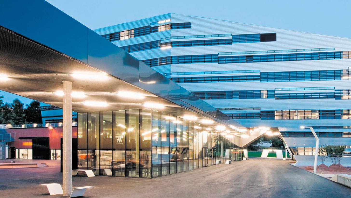 Außenansicht der Johannes Kepler Universität Linz (JKU) mit modernem Glas- und Metallgebäude.