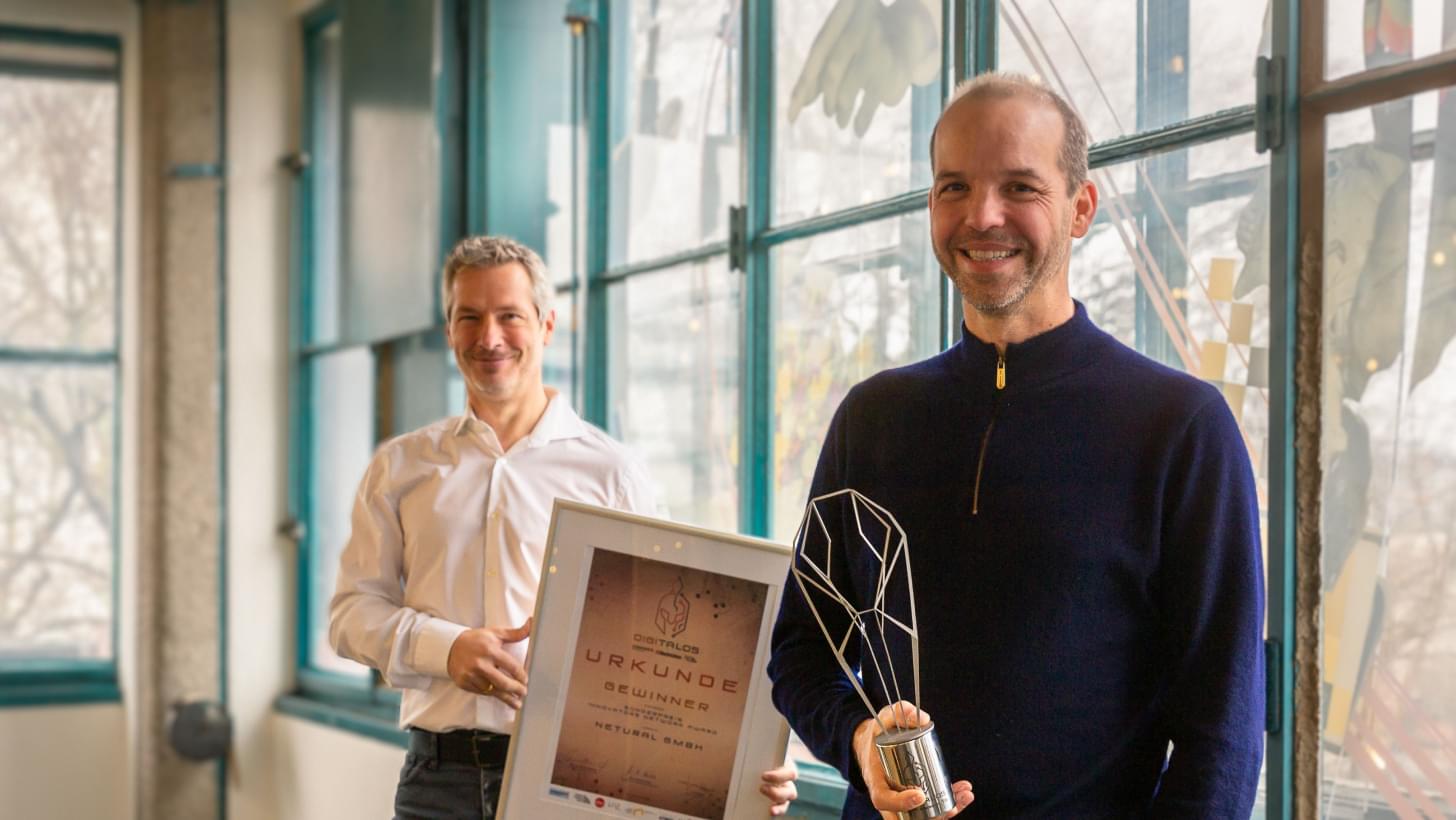 Stephan Lechner und Albert Ortig, Geschäftsführer von Netural, mit dem ‚Digitalos Sonderpreis Innovators Network Award 2020‘.