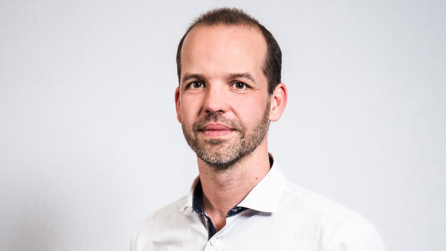 Ein Portrait von Netural CEO Albert Ortig vor einem weißen Hintergrund.