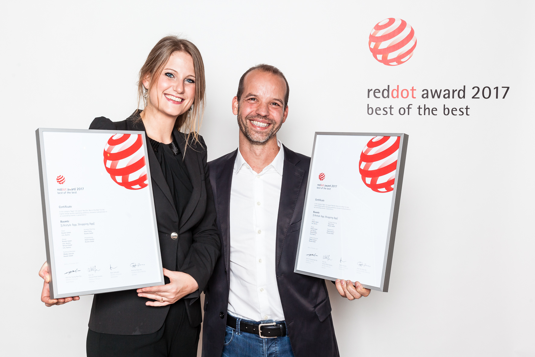 Michaela Fraundorfer (Sales) und Albert Ortig (CEO) mit dem Red Dot 2017 Award.
