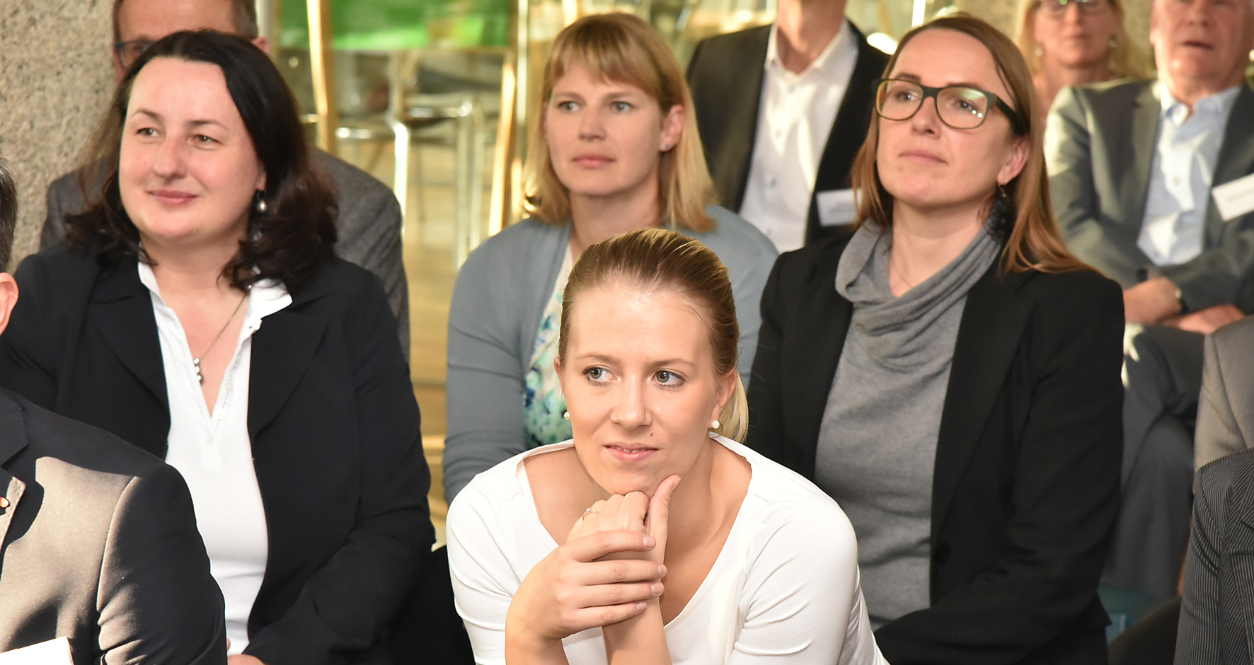 Vier Frauen die gespannt dem Vortrag zuhören.