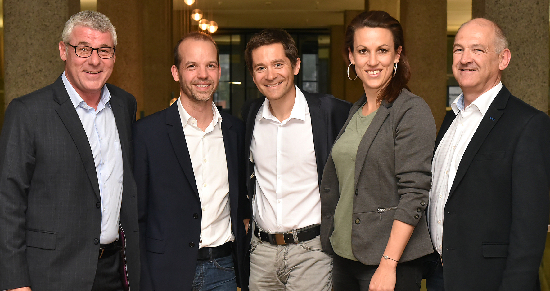 Gruppenfoto von vier Männern und einer Frau, mit Albert Ortig als zweite Person von links.