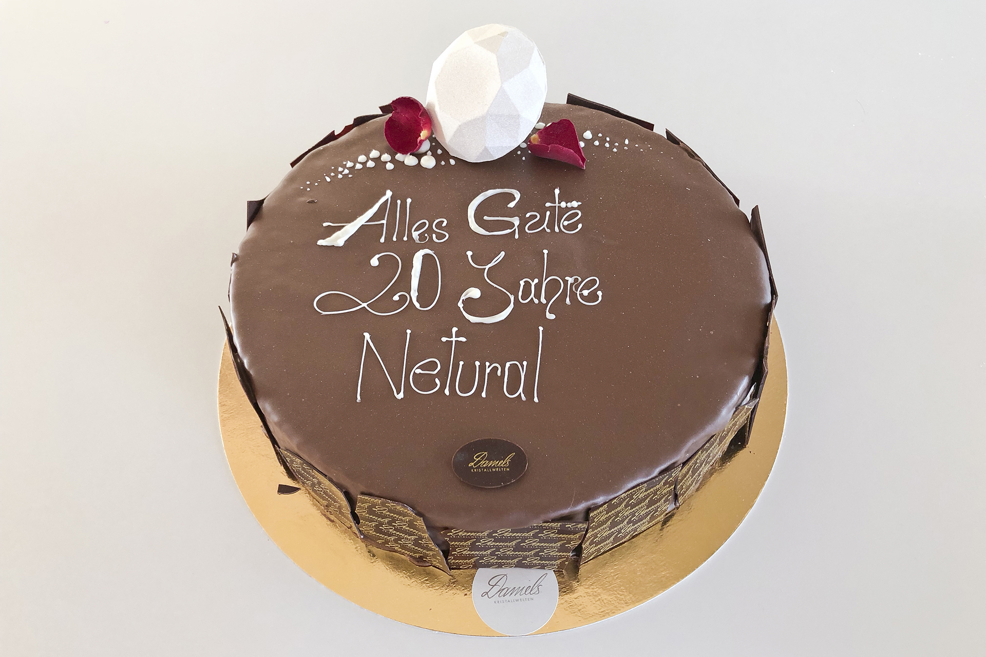 Chocolate cake with the inscription "Alles Gute 20 Jahre Netural" (Happy 20 Years Netural).
