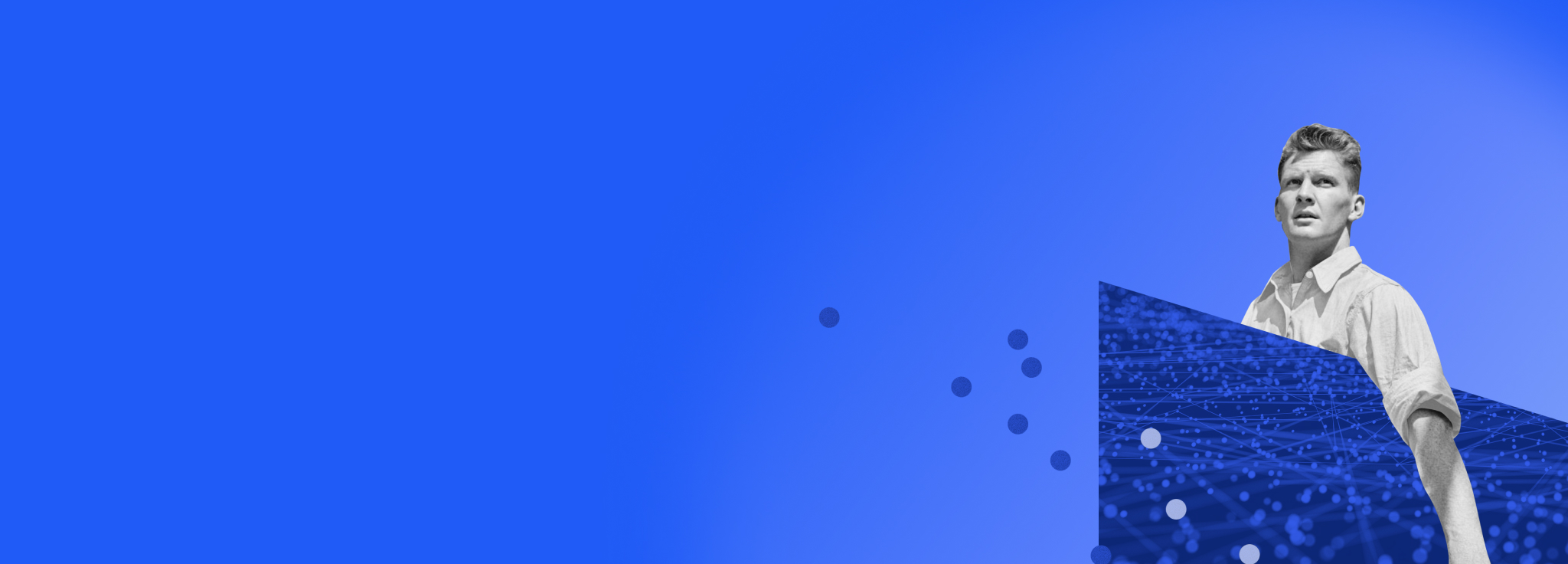 Ein Mann hält eine Platte mit einer blauen vernetzten Struktur darauf und blickt zur Seite.