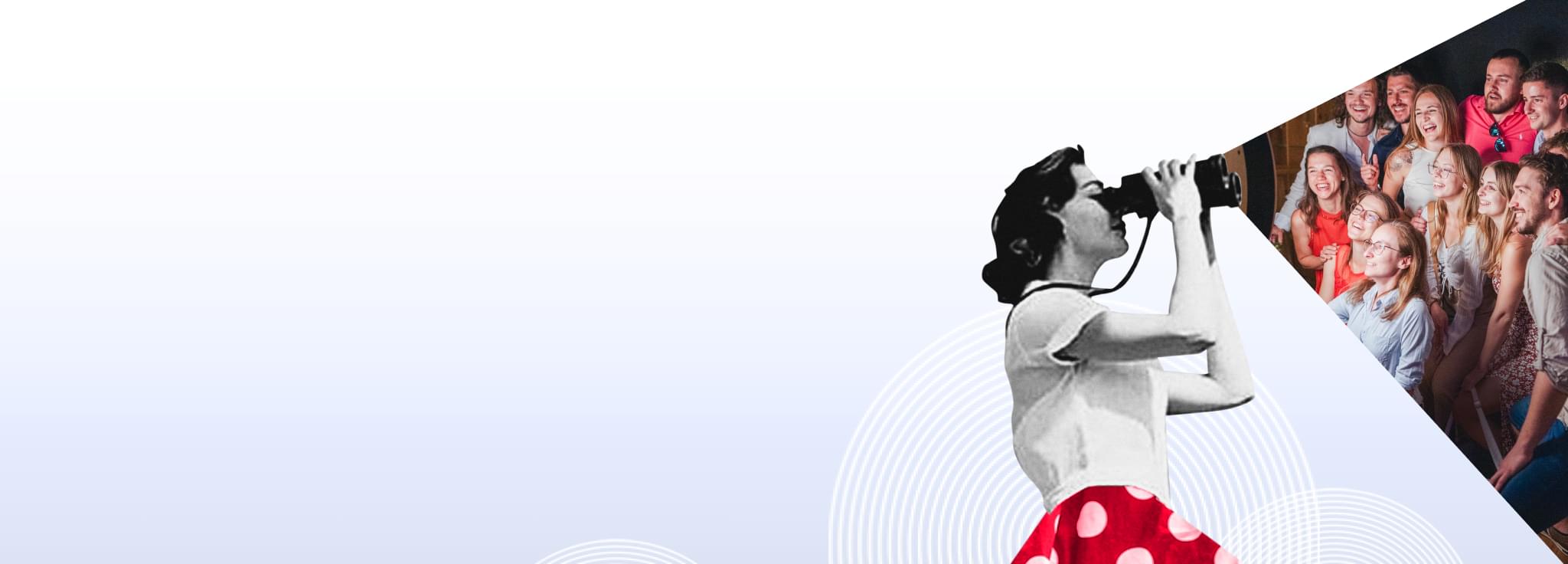 Eine Frau blickt durch ein Fernglas auf eine Gruppe lachender Menschen.