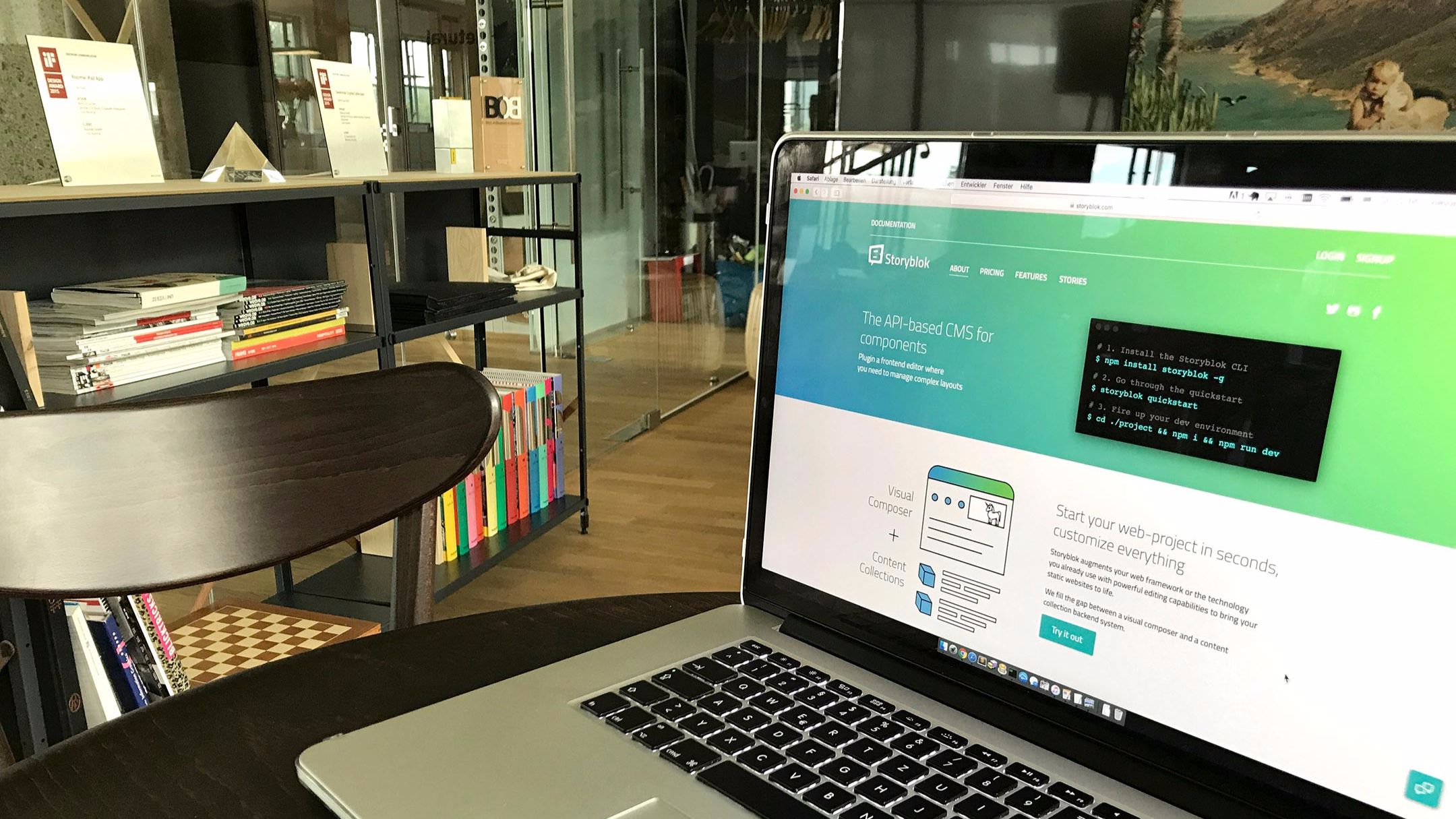 Bild von einem Laptop mit der Storyblok Homepage.