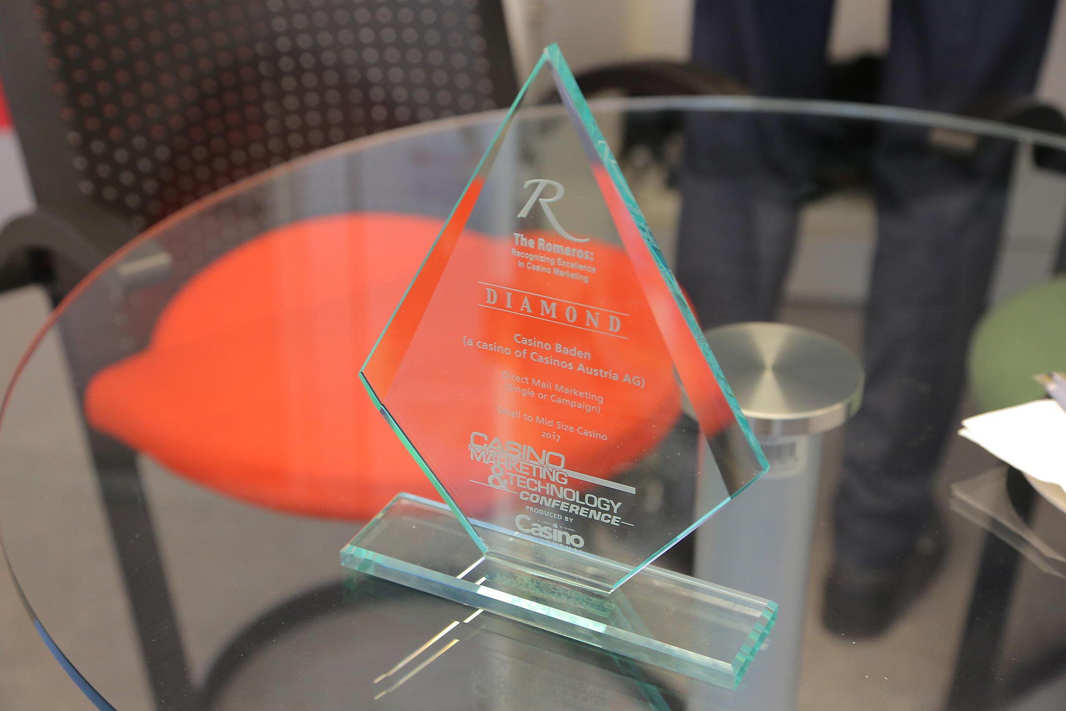 The Romero Award, überreicht an das Casino Baden, auf einem Glastisch ausgestellt.