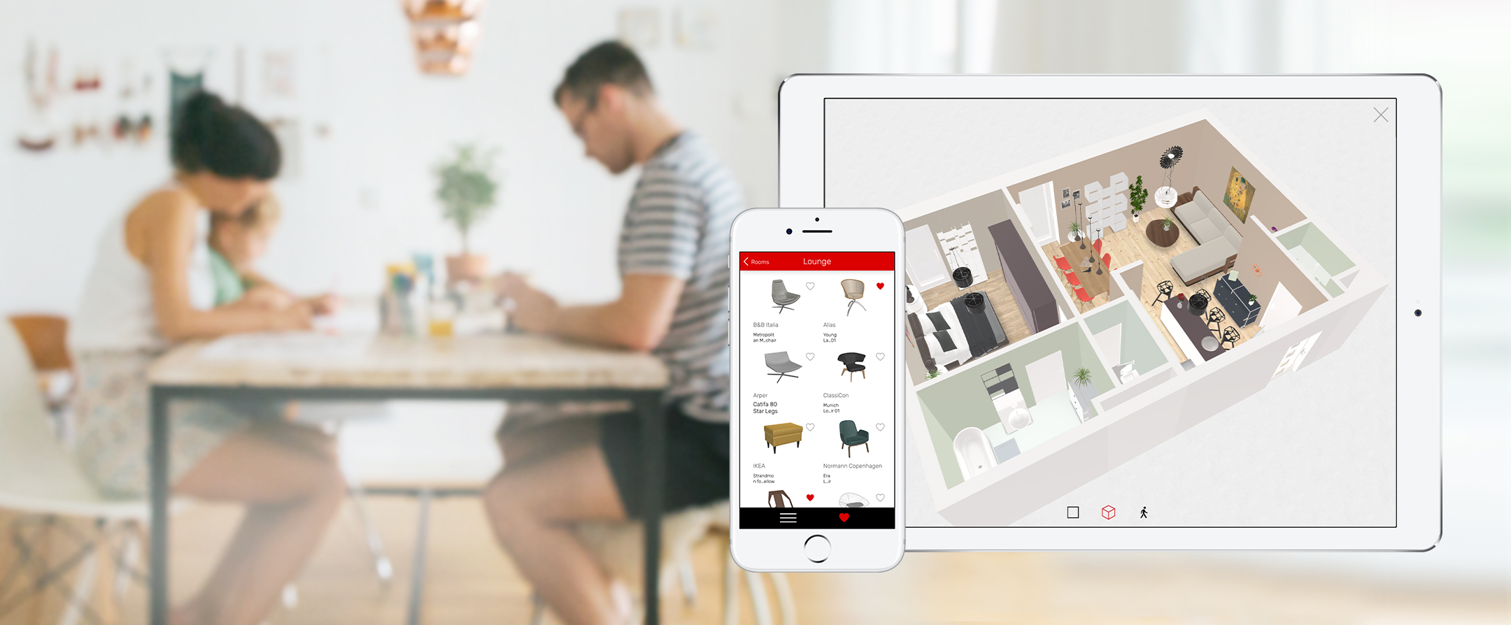 Familie sitzt am Tisch, während auf Tablet und Smartphone eine Wohnraumplanung mit Möbeln angezeigt wird.