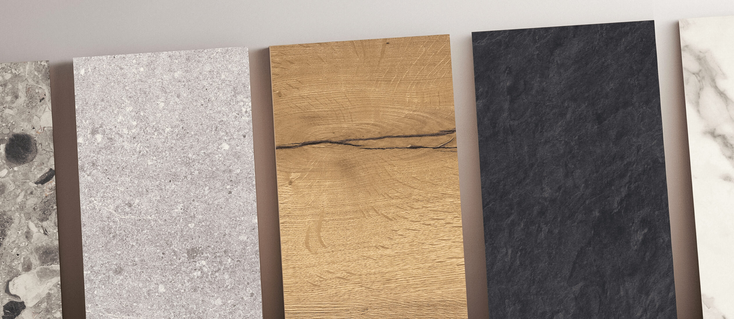 Verschiedene Dekormusterplatten in Stein-, Beton-, Holz-, Schiefer- und Marmoroptik.