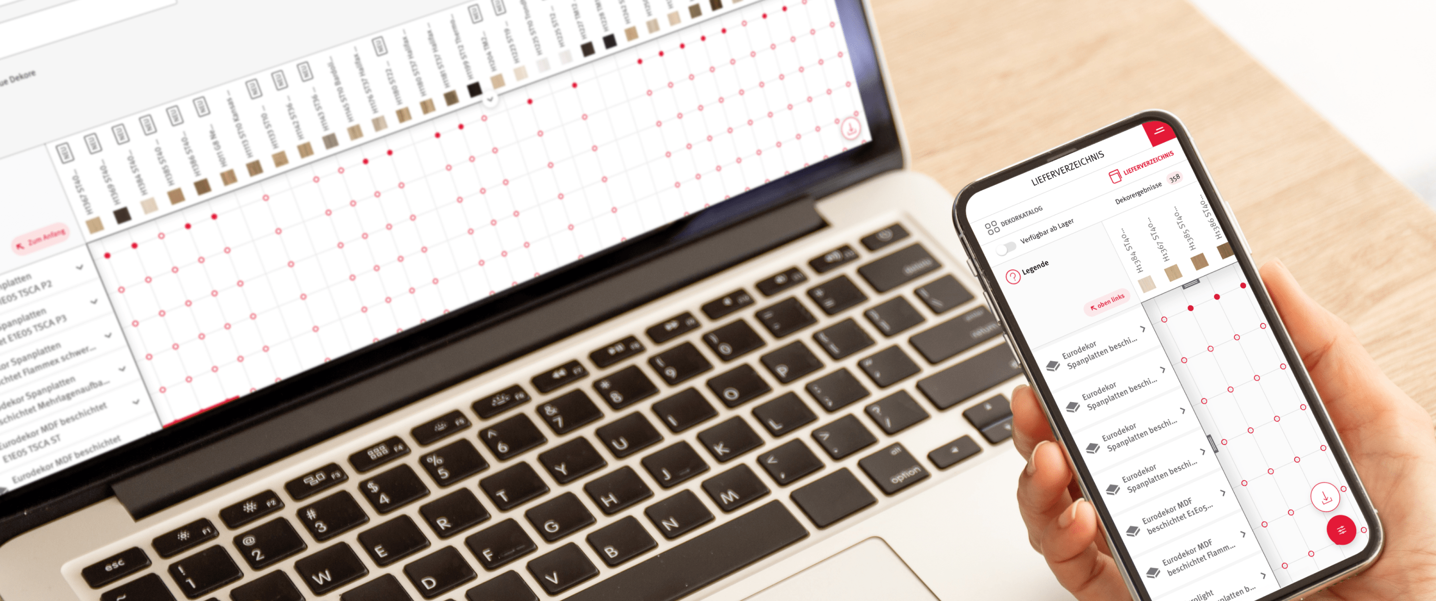 EGGER Dekorkatalog geöffnet auf Laptop und Smartphone mit Vergleichsansicht.