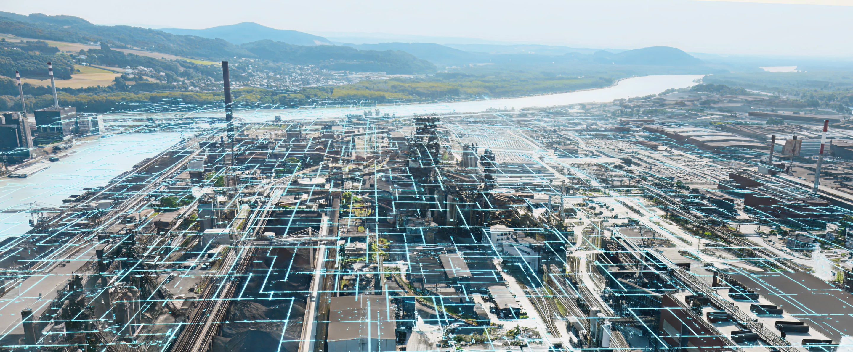 Luftaufnahme eines industriellen Stahlwerks mit digitaler Gitterüberlagerung