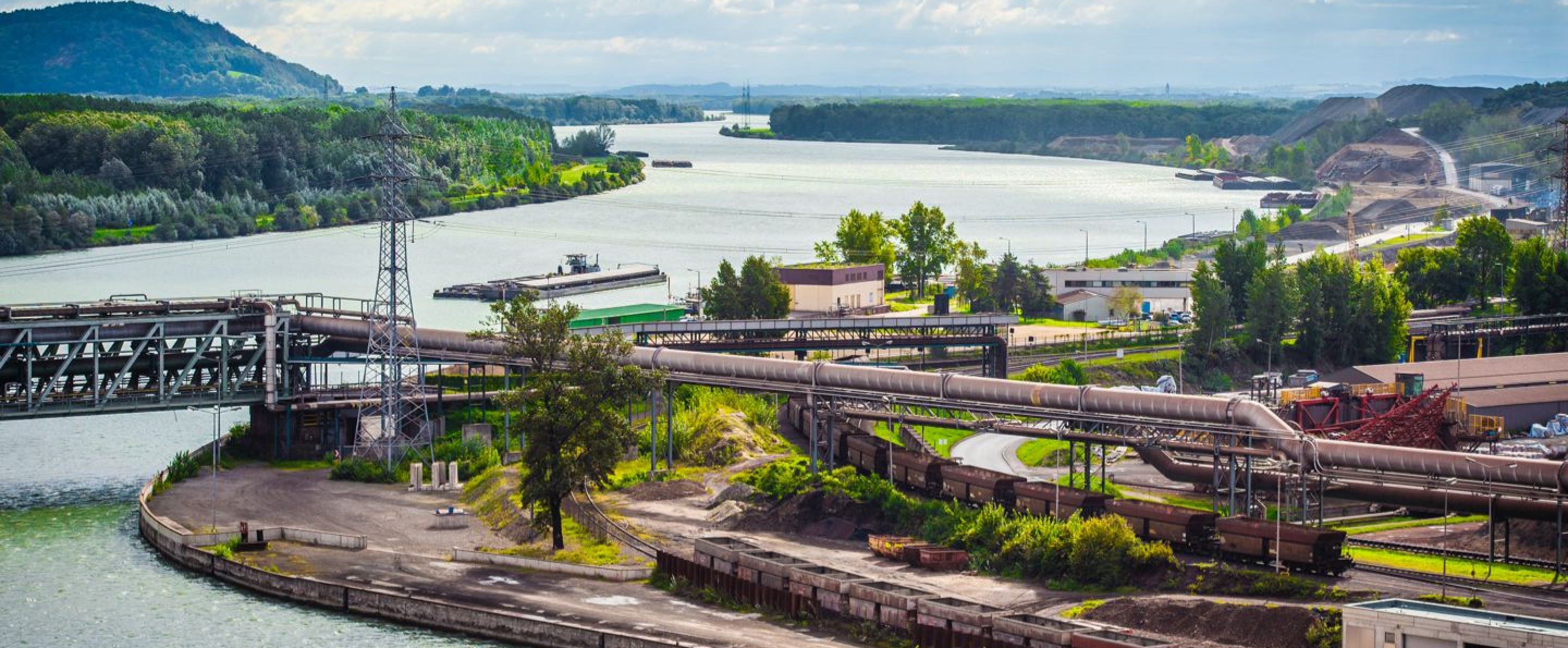 voestalpine Stahlwerk in Linz an der Donau mit Hafenanlage, Bahnverbindung und Förderbändern