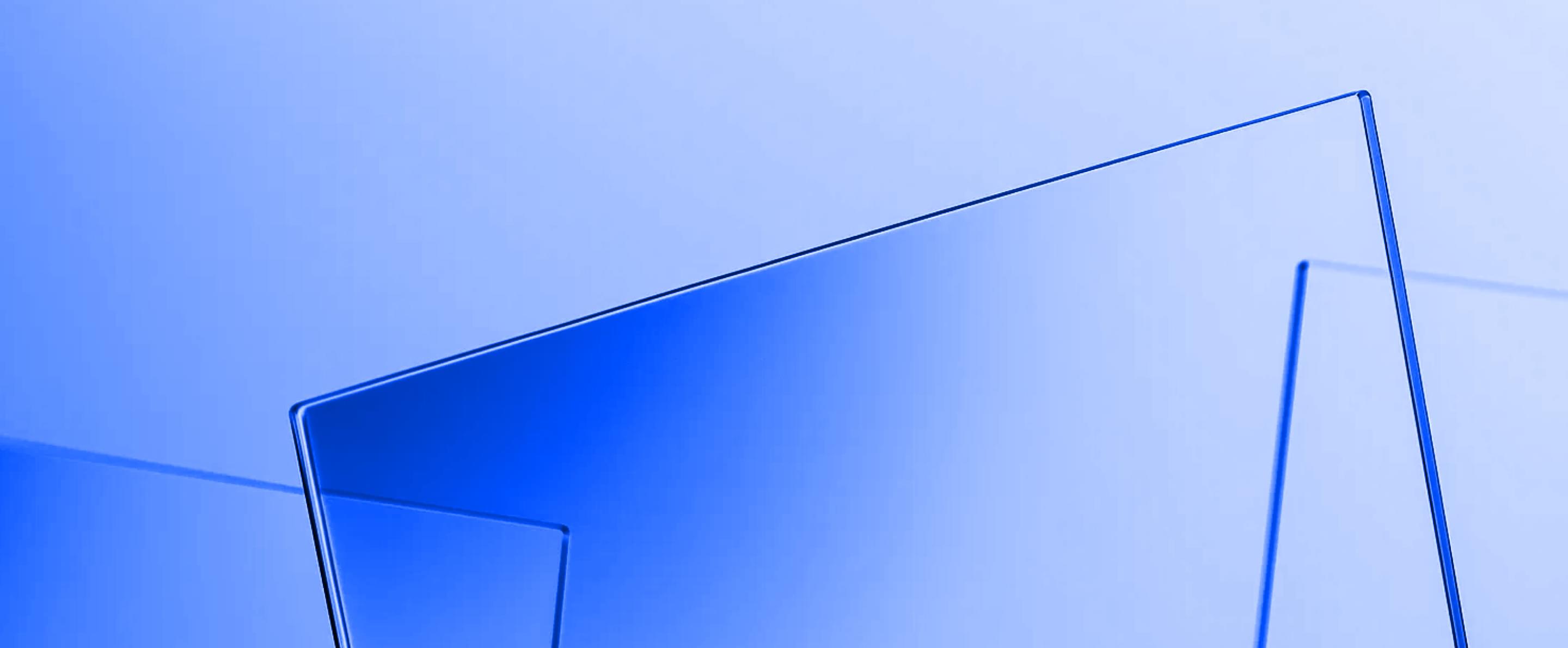 Abstrakte Glasplatten in Blau als visuelle Metapher für digitale Transparenz