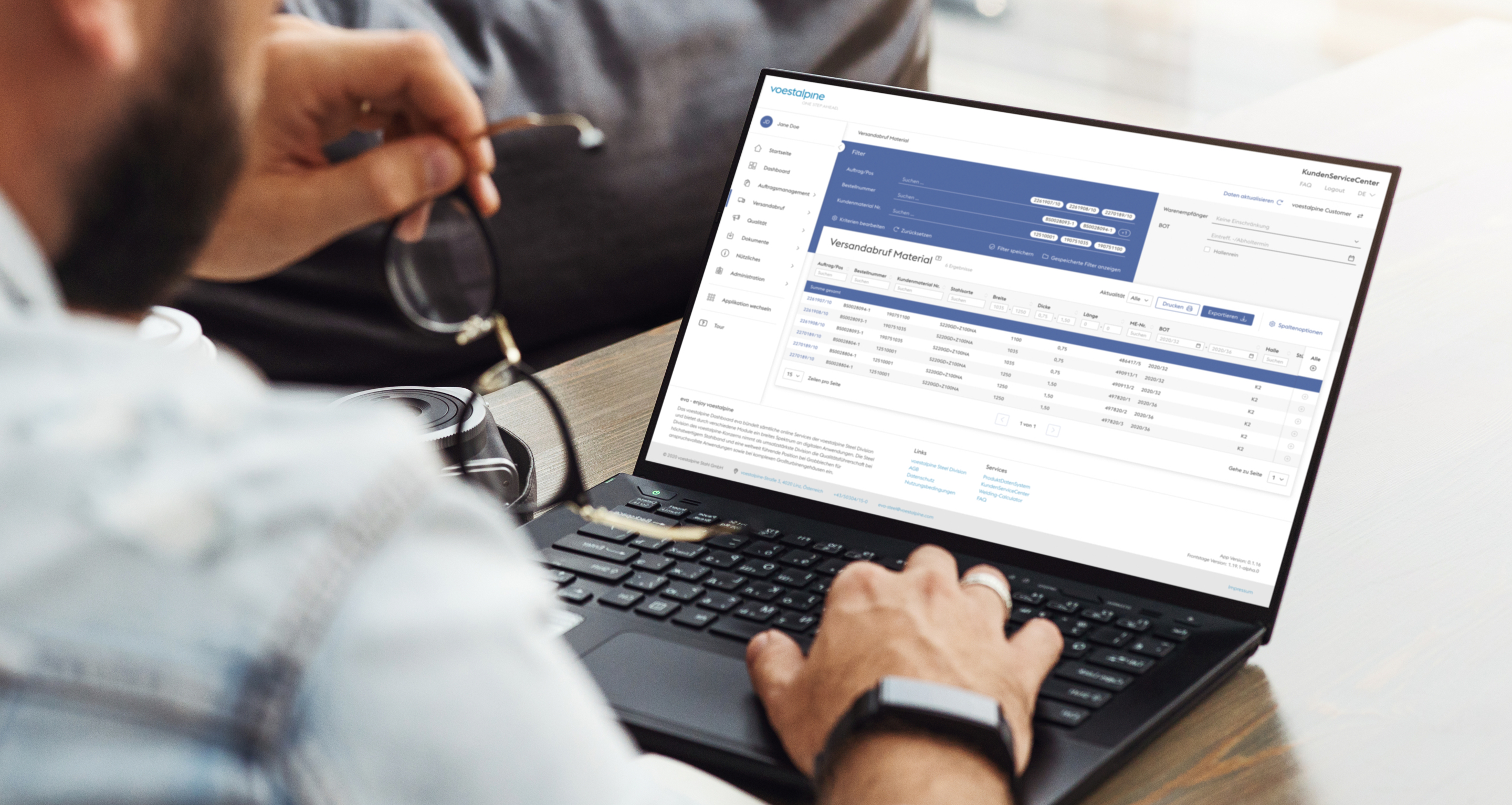 Nutzer arbeitet am Versandabruf-Tool von voestalpine auf einem Laptop