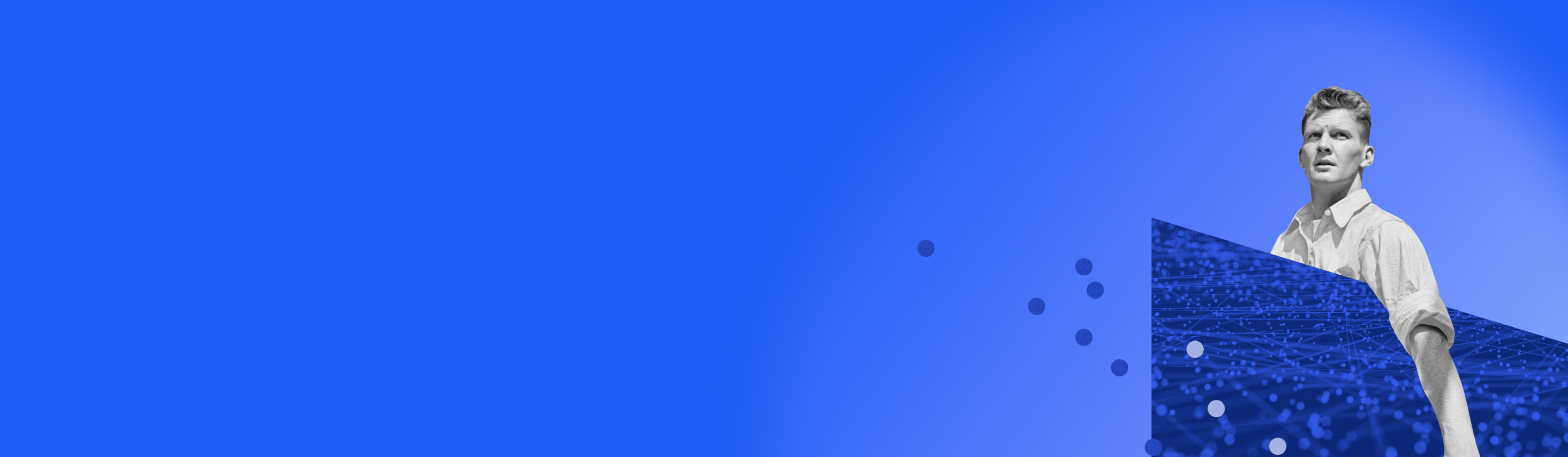 Ein Mann hält eine Platte mit einer blauen vernetzten Struktur darauf und blickt zur Seite.