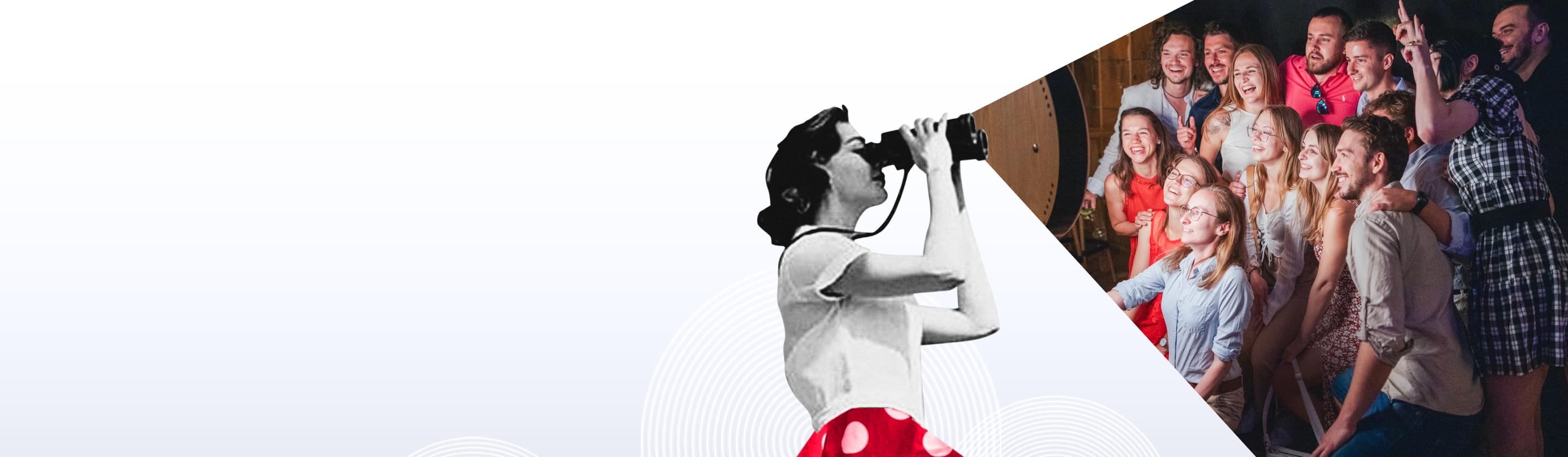 Eine Frau blickt durch ein Fernglas auf eine Gruppe lachender Menschen.