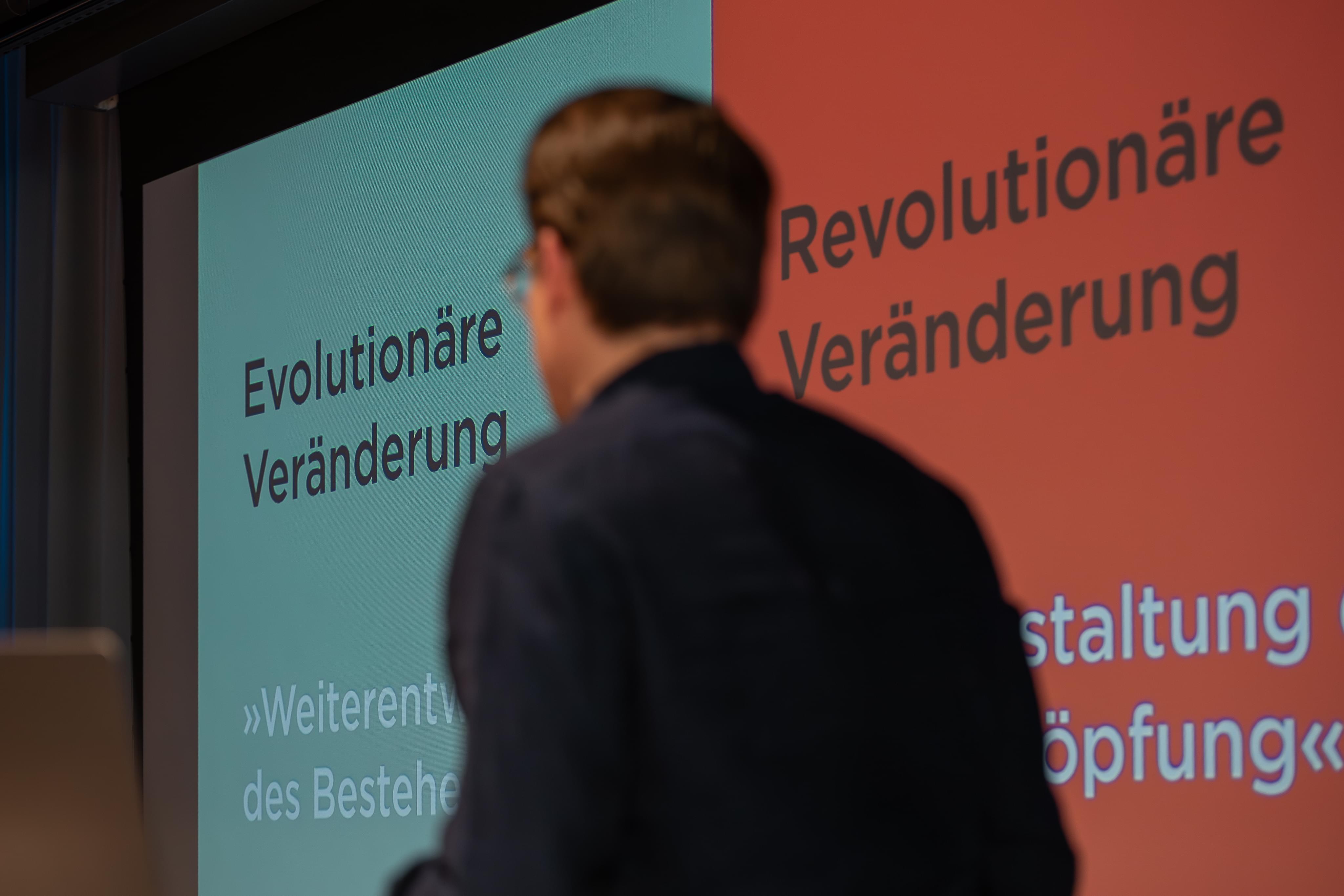 A presentation slide: Will AI bring about evolutionary or revolutionary change?
