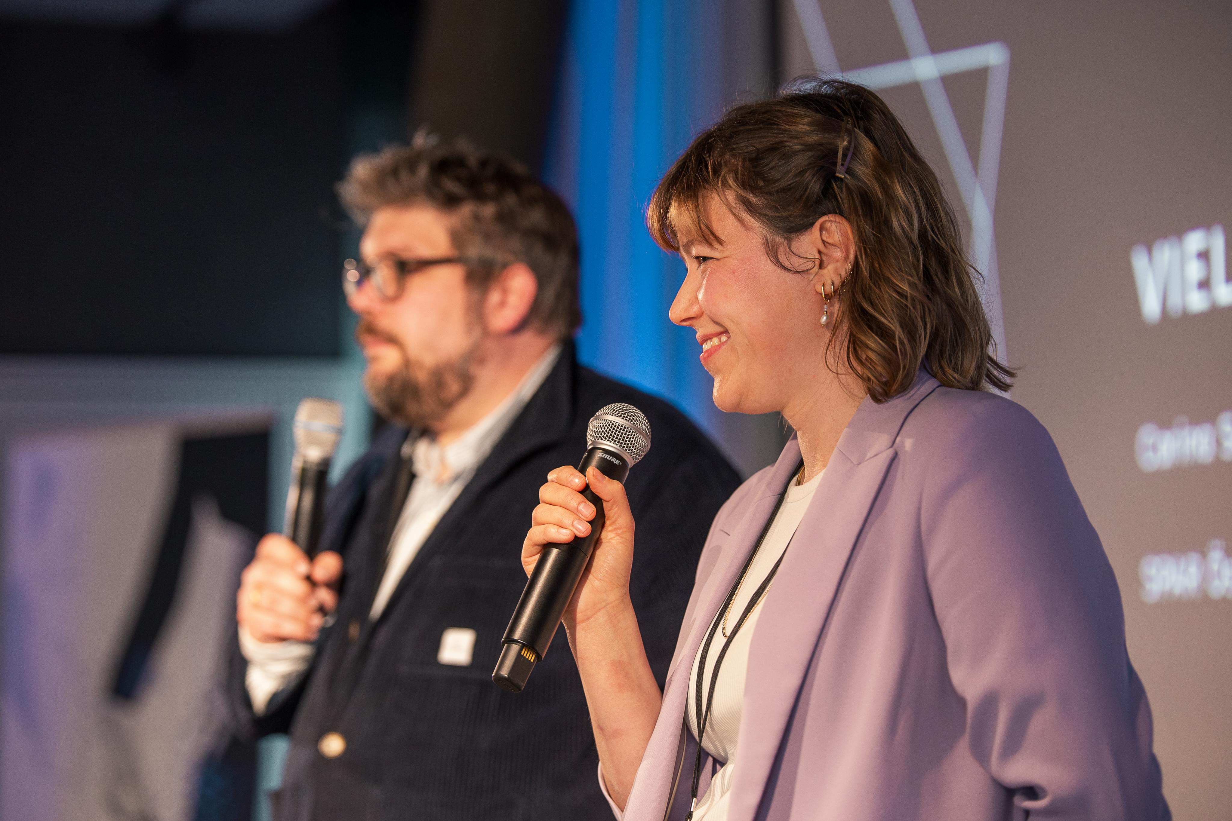 Carina Seidel presenting on stage at the AI conference