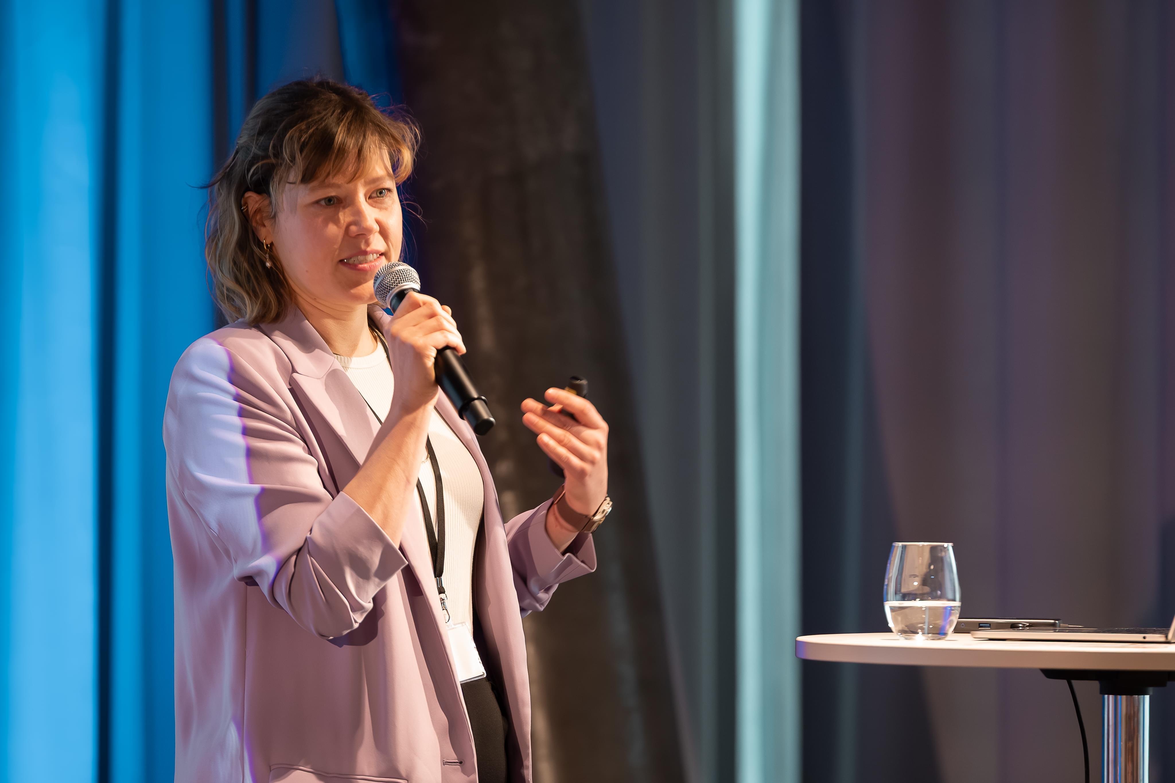 Carina Seidel presenting on stage at the AI conference