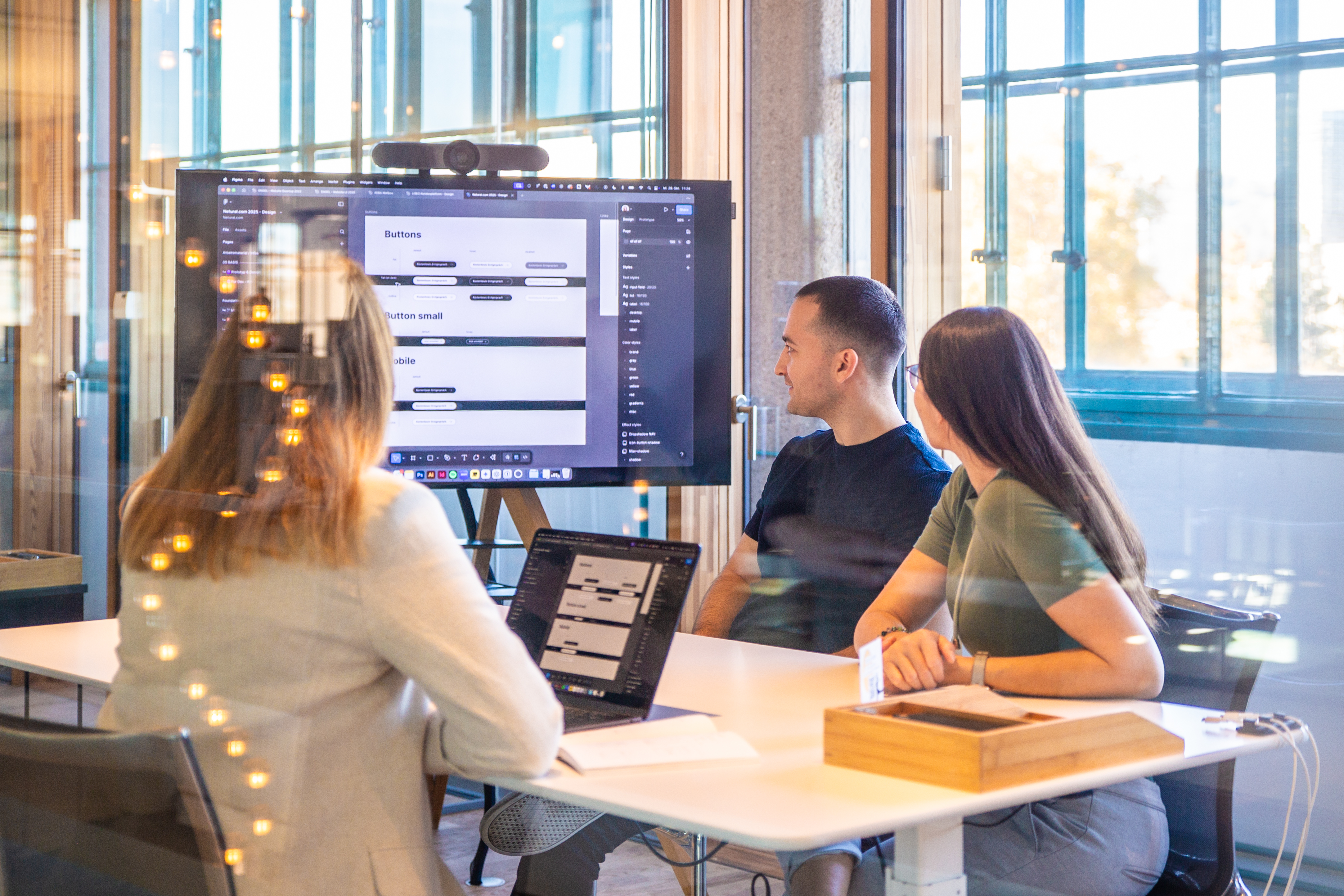Foto eines Meeting des Design Teams zur Konzeption nutzerzentrierter Applikationen