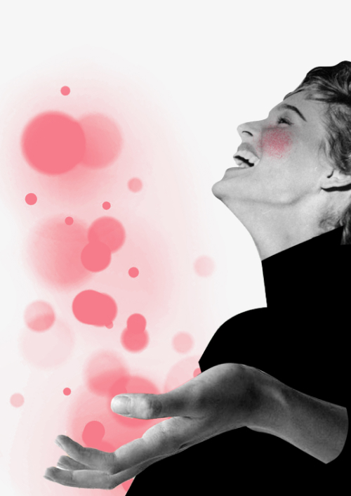 Eine lachende Frau hält ihre Hand hoch und es steigen rosafarbene Bubbles auf.