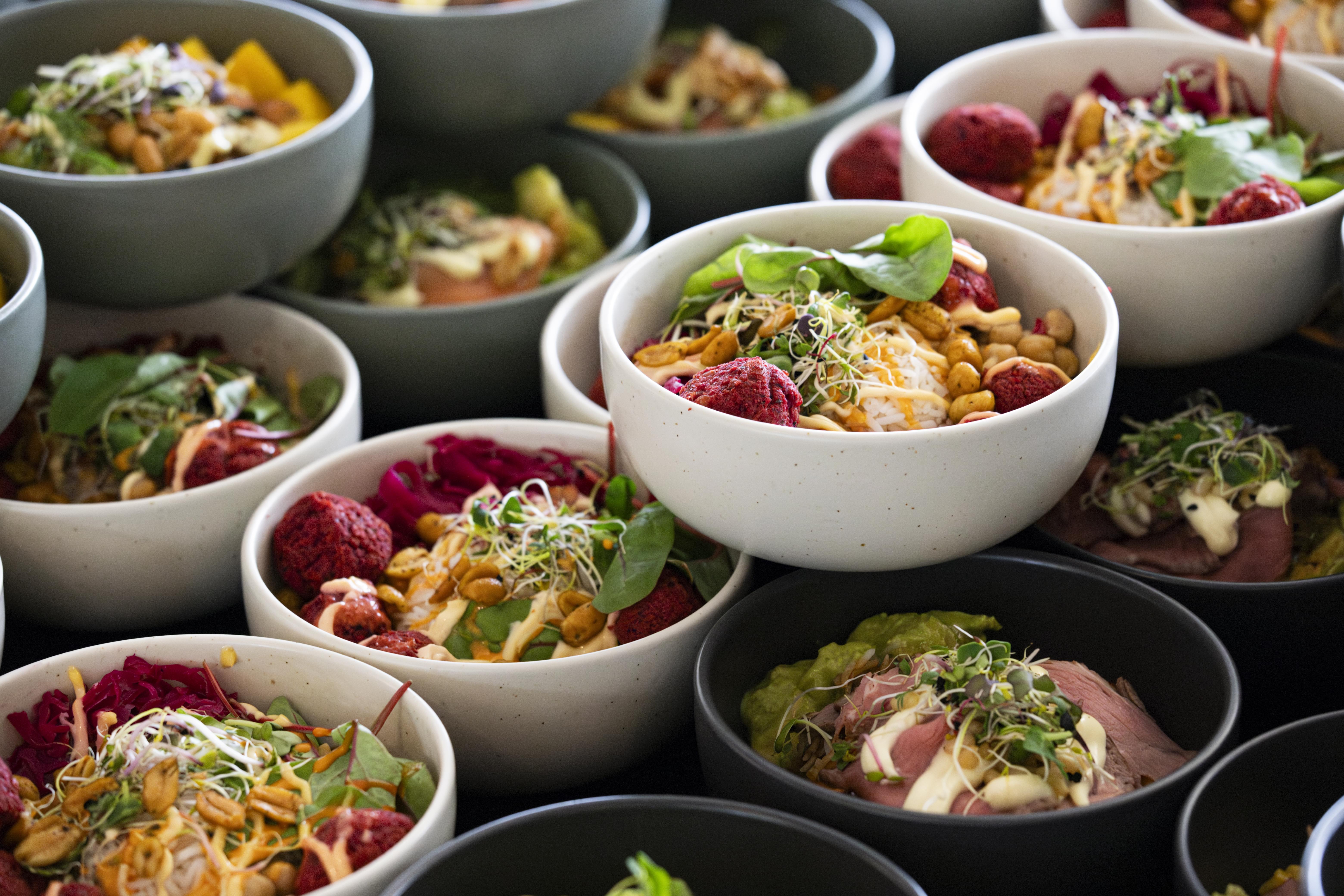 Nahaufnahme von zahlreichen ansprechend angerichteten Bowls mit Salat und anderen Zutaten beim Catering der HR Coworking Night.
