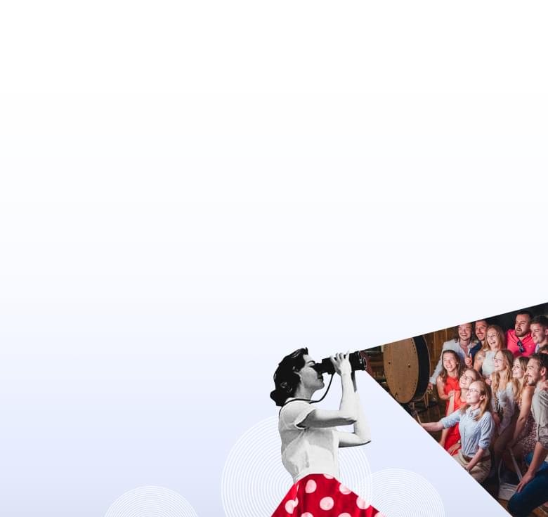 Eine Frau blickt durch ein Fernglas auf eine Gruppe lachender Menschen.