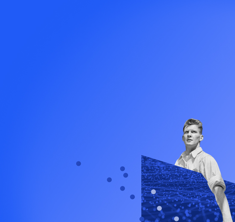 Ein Mann hält eine Platte mit einer blauen vernetzten Struktur darauf und blickt zur Seite.