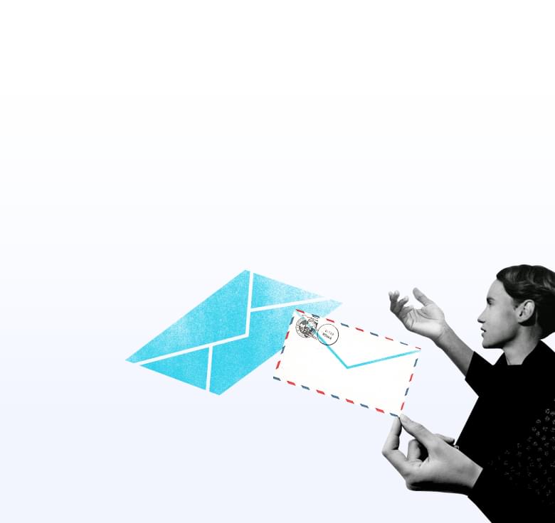 Eine Person hält einen Brief in der Hand, während ein weiterer Umschlag im Hintergrund schwebt.