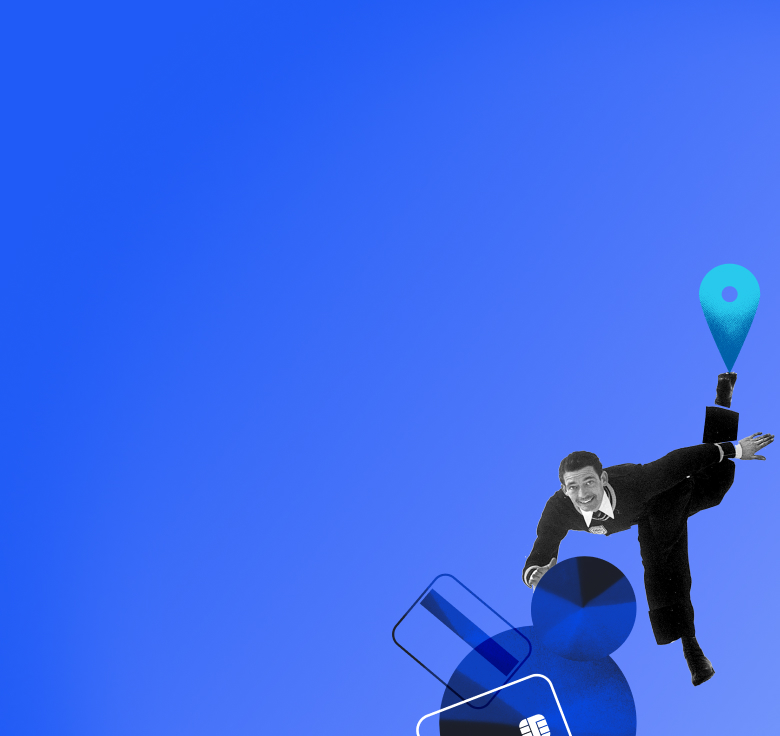 Ein lachender Mann in Anzug und Krawatte schwebt über blauen Kreisen und Kreditkarten.