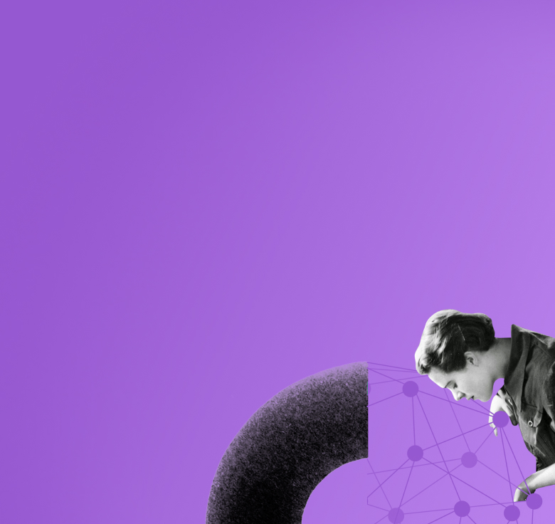 Schwarz-weiß Darstellung einer Frau, die über ein kugelförmiges Knoten-Netzwerk blickt.