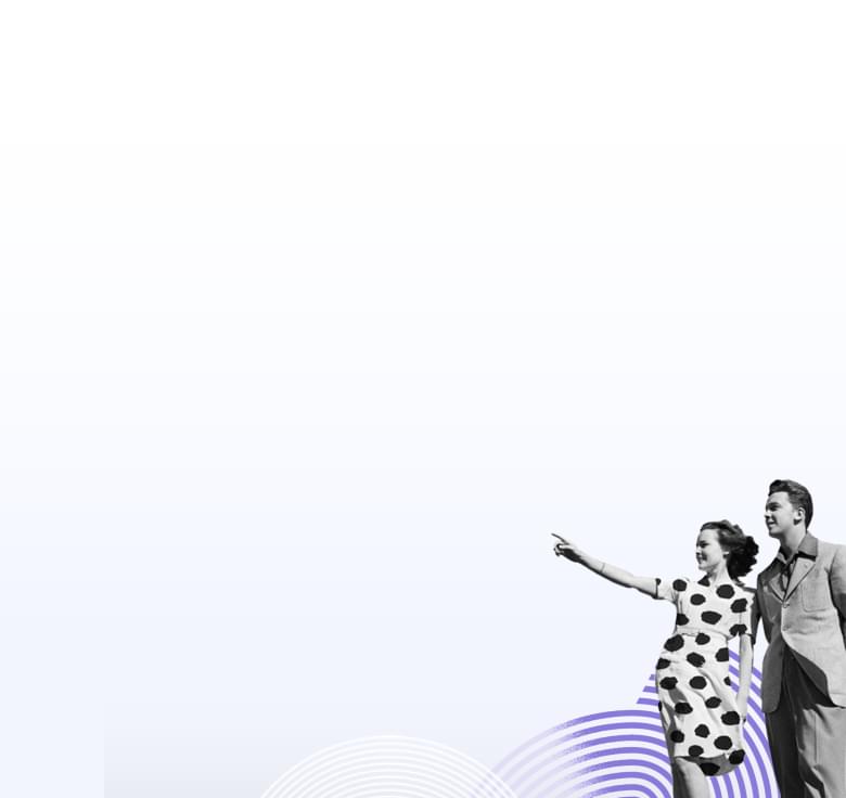 Ein Mann und eine Frau stehen zusammen, die Frau zeigt mit dem Finger in die Ferne.