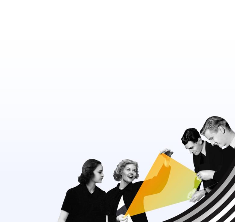 Eine Gruppe von vier Personen betrachtet eine leuchtende, gelbe dreieckige Form, die in der Luft schwebt.