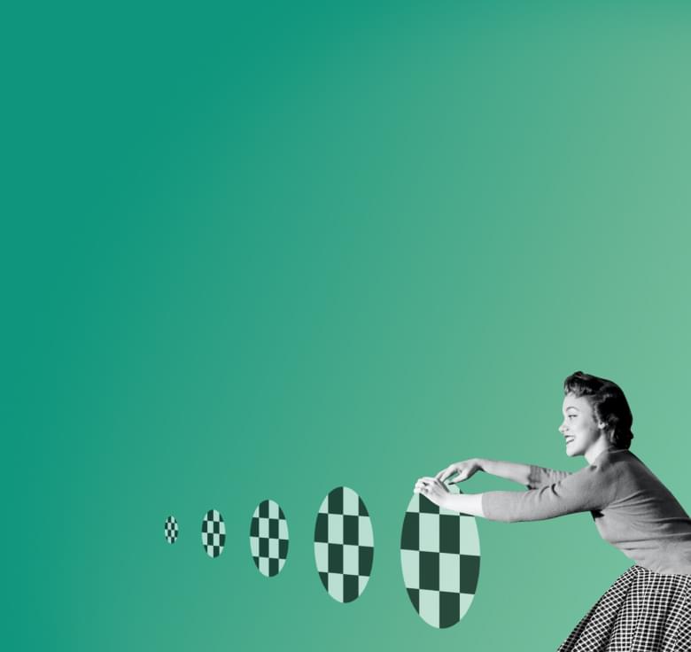 Eine lachende Frau mit einem karierten Rock schiebt karierte Ellipsen von klein nach groß auf türkisfarbenem Hintergrund.