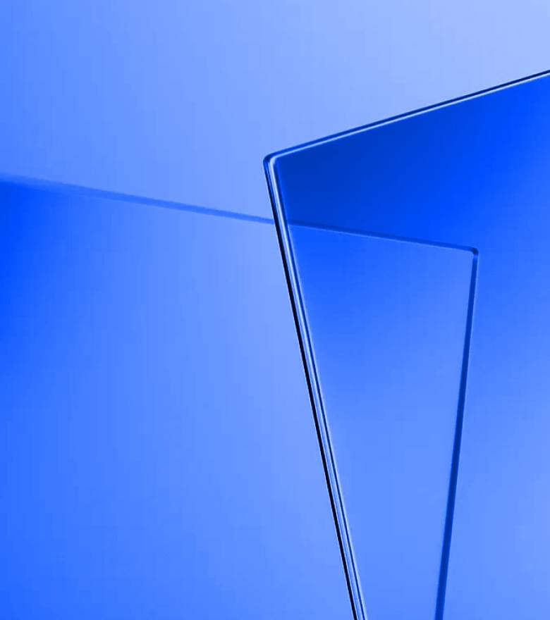 Abstrakte Glasplatten in Blau als visuelle Metapher für digitale Transparenz